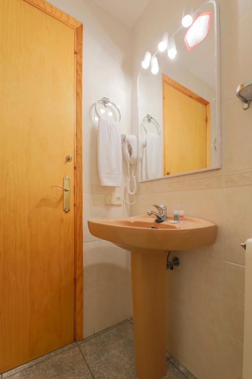 Hostal Montserrat Мунсень Екстер'єр фото